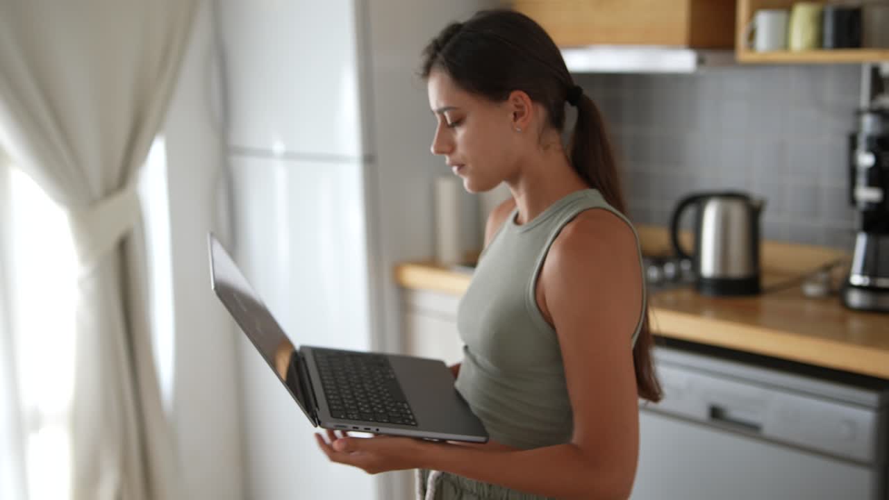 mujer trabajando desde casa en la cocina