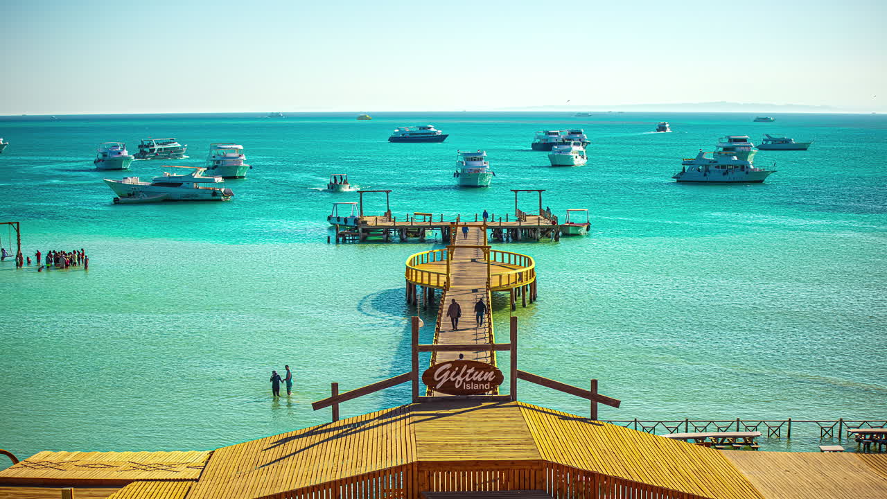 이집트 후르가다의 오렌지 베이에 정박한 요트로 홍해를 헤엄치는 사람들 - 시간 경과