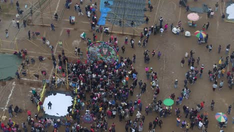 gran grupo de personas frente a la cometa gigante en el festival de cometas sumpango, aérea