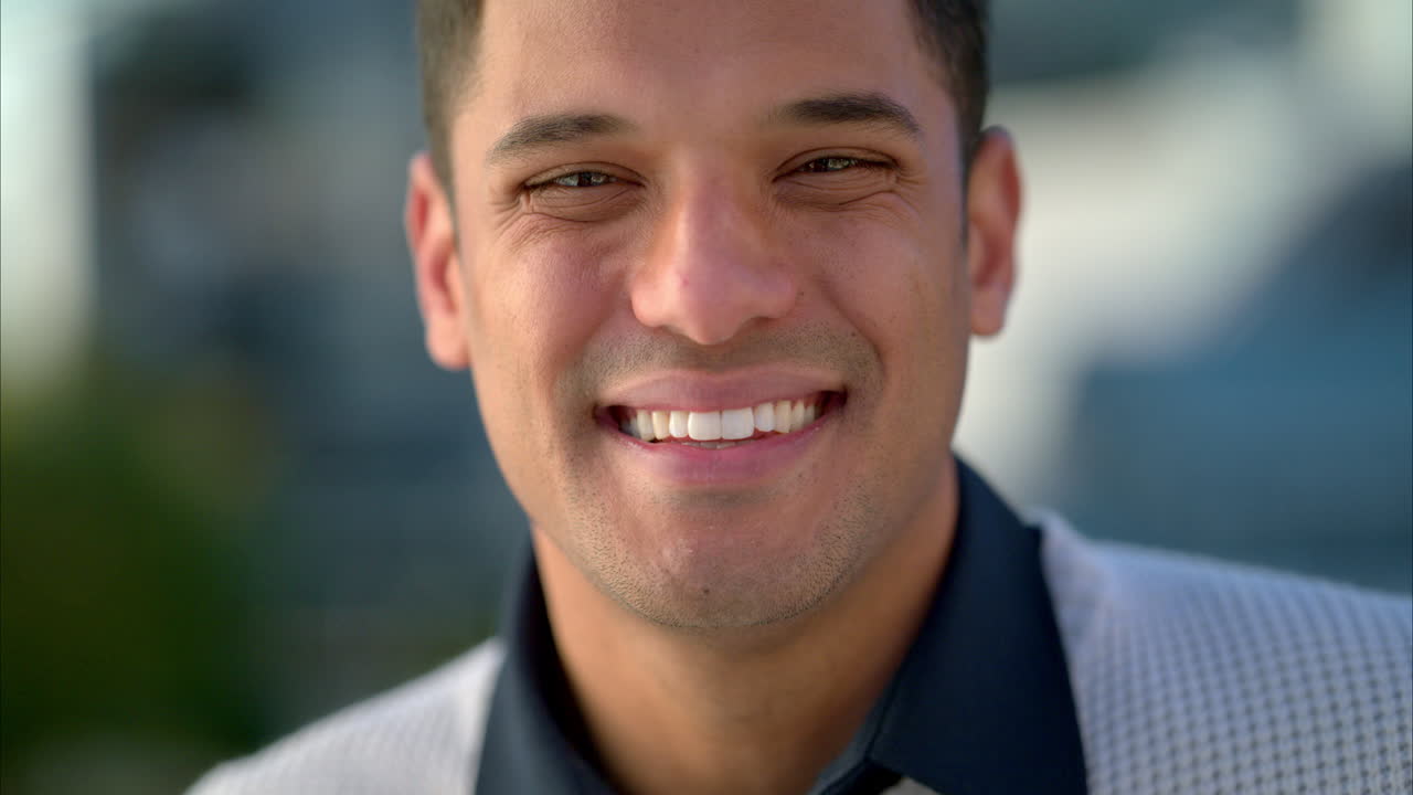 rostro retrato, sonrisa y hombre de negocios feliz