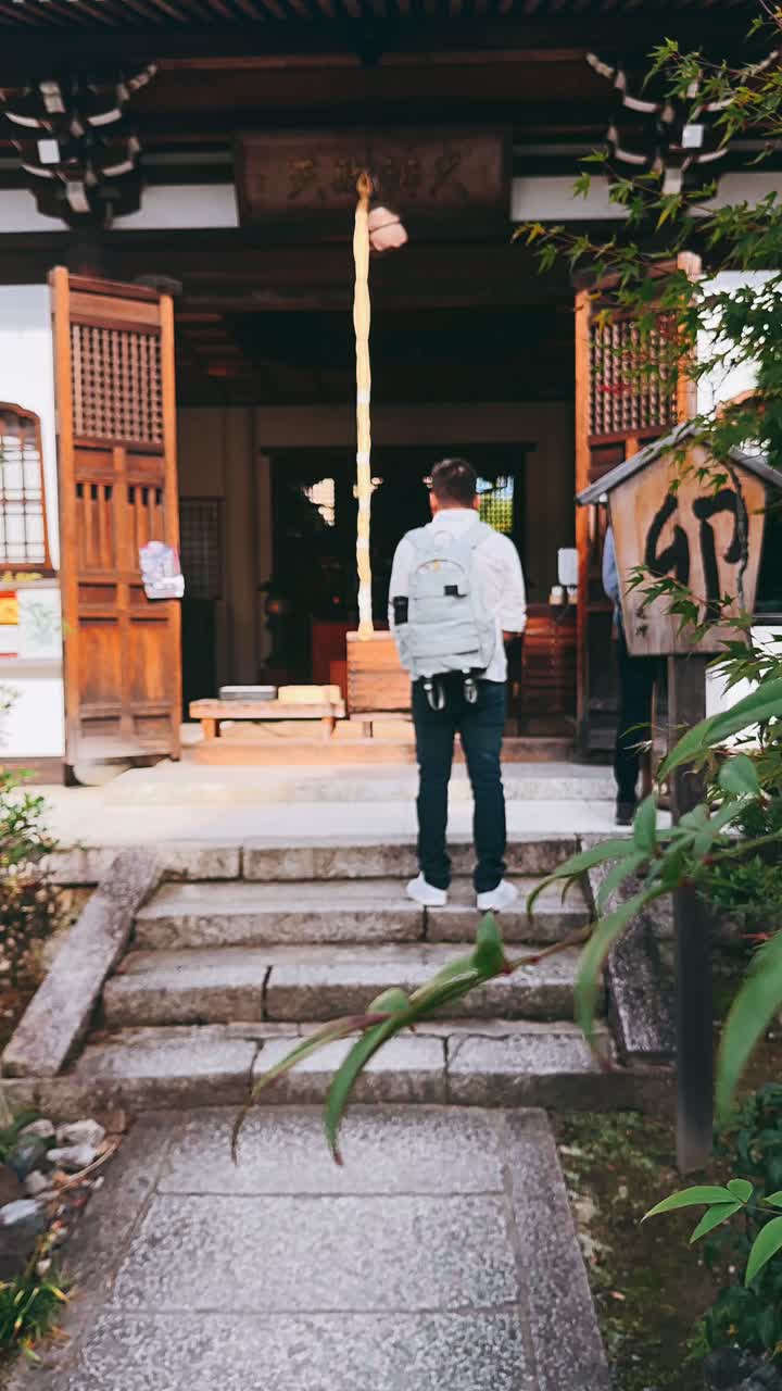 jardín de templo japonés con bayas rojas