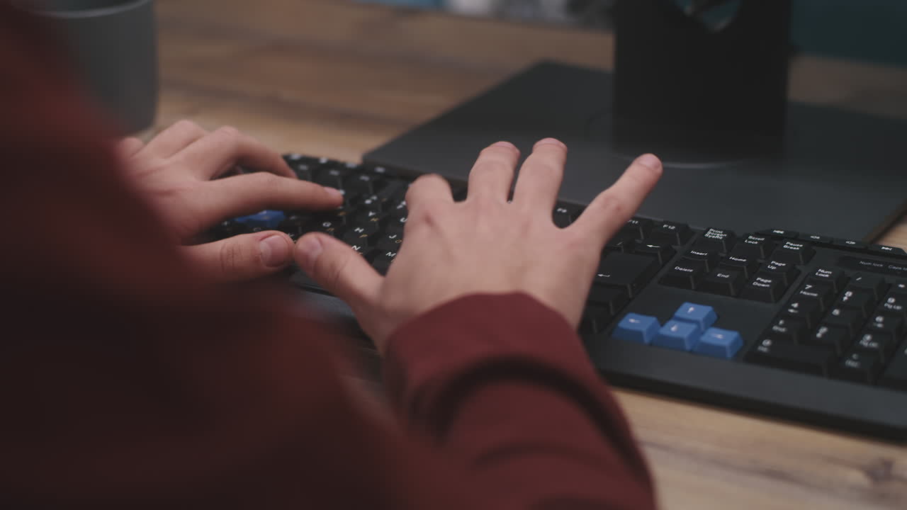 persona escribiendo en un teclado