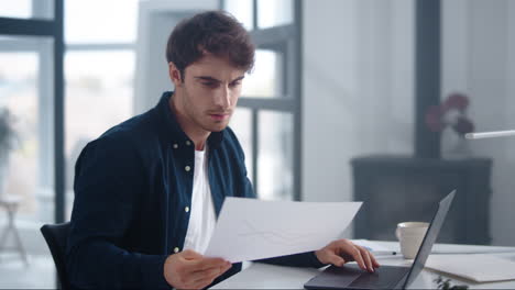 Retrato-De-Un-Hombre-De-Negocios-Enfocado-Leyendo-Un-Documento-Interior