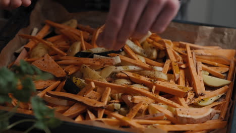 Imágenes-En-Cámara-Lenta-De-Un-Chef-Condimentando-Verduras-Con-Sal-Cocinando-Una-Comida-Saludable