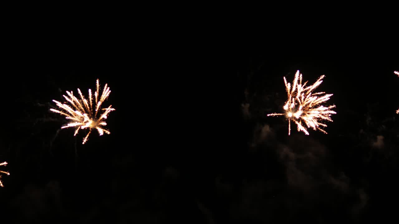 Dettaglio di grandi esplosioni durante un festival di fuochi d'artificio