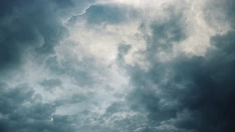 Helle-Und-Dunkle-Wolken,-Die-Den-Himmel-Bedecken,-Gewitter