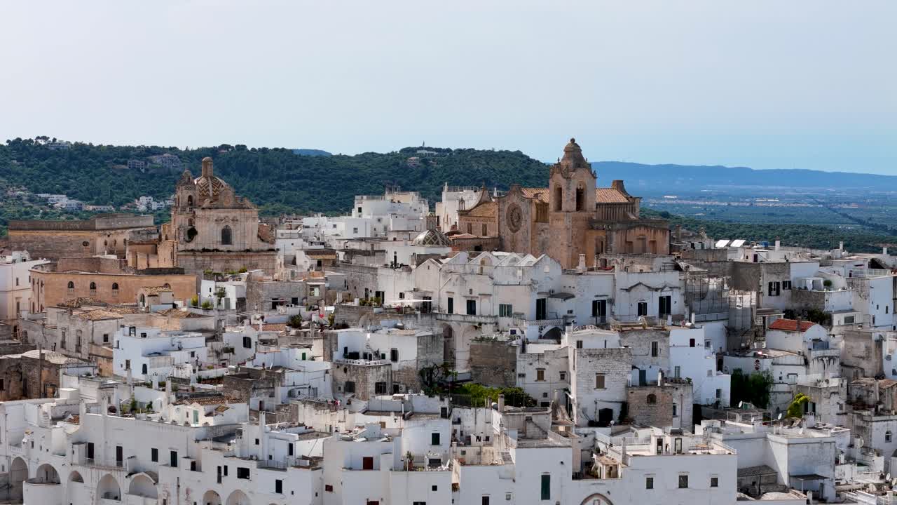 Vista aerea ravvicinata sull'antica città di Ostuni, provincia di Brindisi, Puglia, Italia.