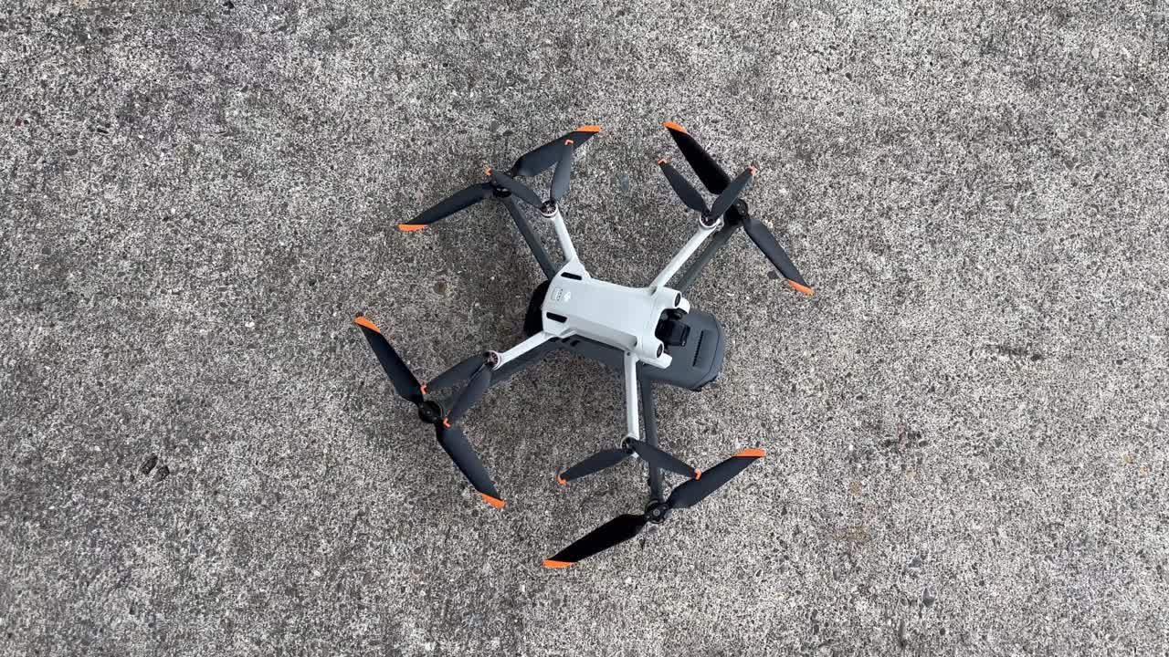 여기 dji mavic 3 엔터프라이즈 프로 드론과 dji mini 3 pro를 위에서 볼 수 있습니다.