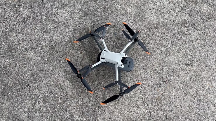 Aqui você vê o drone profissional DJI Mavic 3 Enterprise e o DJI Mini 3 Pro de cima