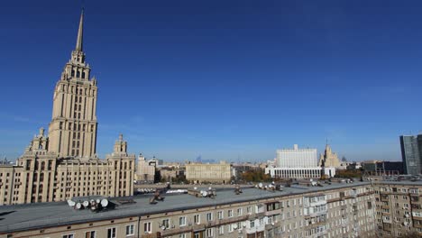Time-lapse-view-of-the-a-seven-sister-building-in-moscow-and-the-white-house-in-front-of-a-blue-sky