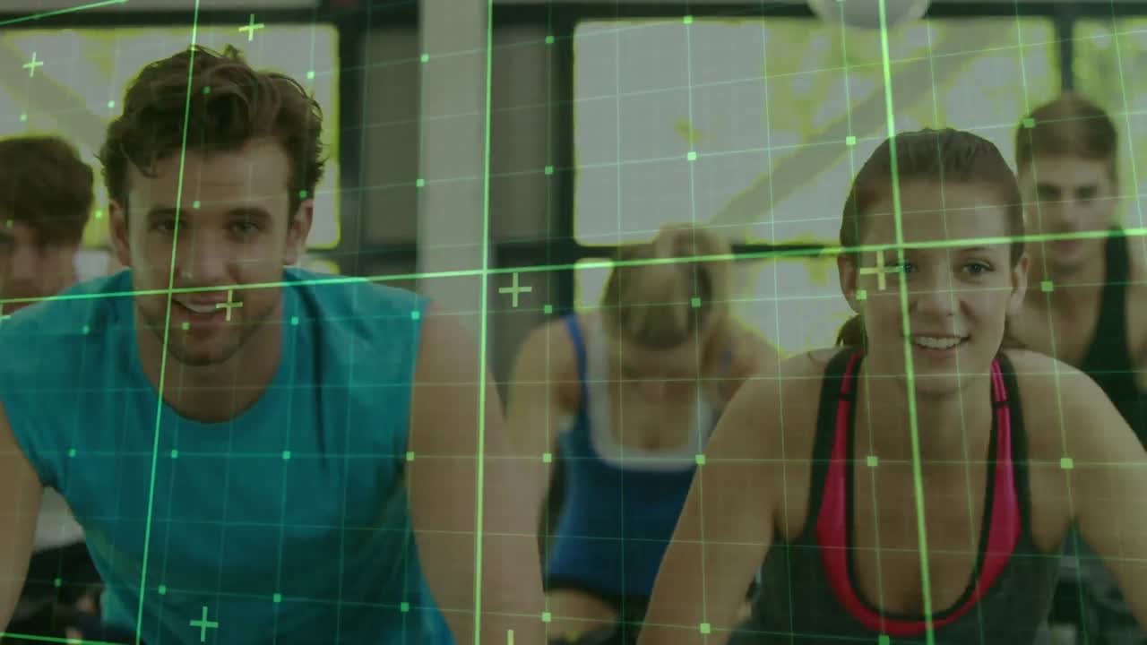 animación de la interfaz digital con cuadrados sobre personas que hacen ejercicio en el gimnasio