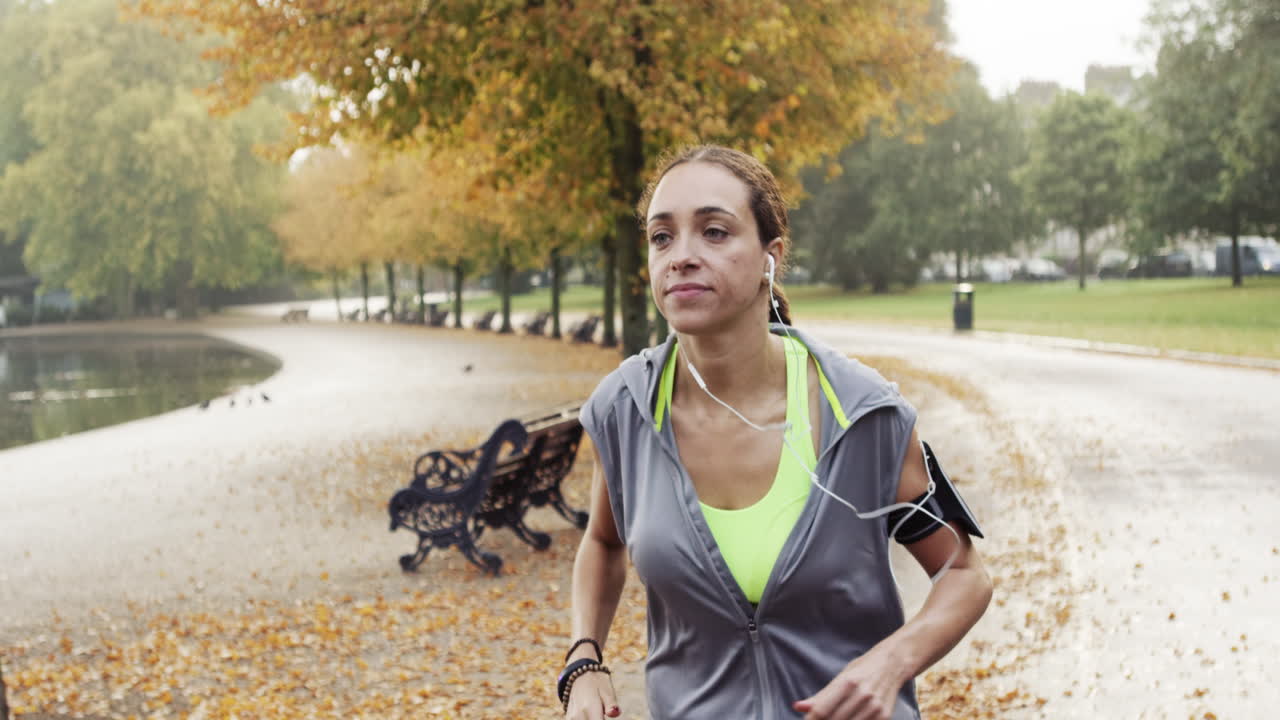 corredora mujer corriendo en el parque haciendo ejercicio al aire libre rastreador de fitness tecnología portátil
