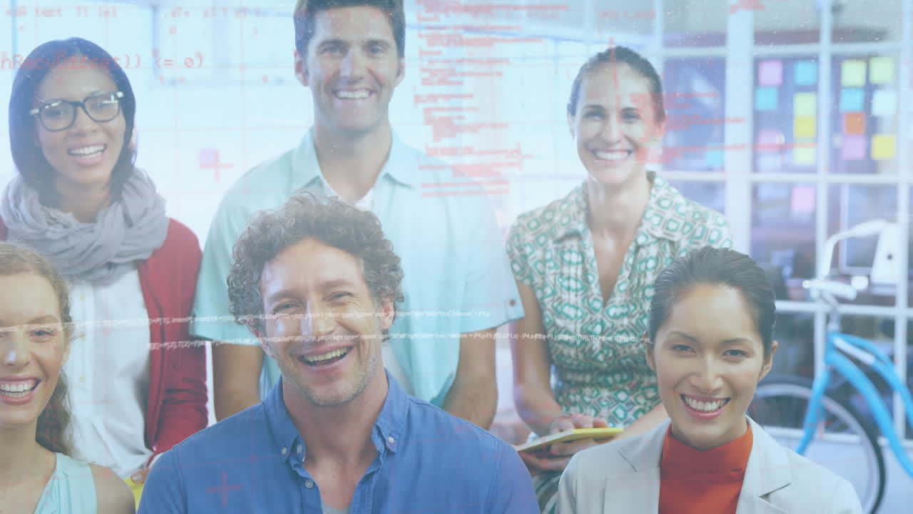 다양한 사무실 동료들에 대한 데이터 처리 사무실에서 손을 쌓는