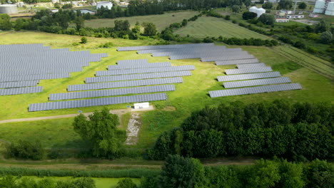 Paneles-Solares-En-Vista-Aérea-Cerca-De-Gdansk,-Pomerania,-Polonia---Disparo-De-Drones