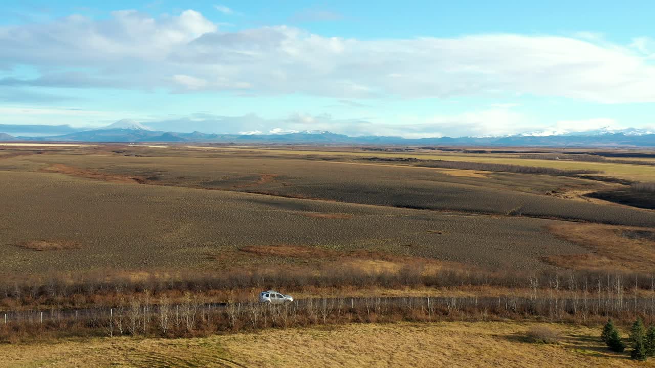 공중 추적 샷 시골 도로 풍경, 아이슬란드를 운전하는 차를 따라