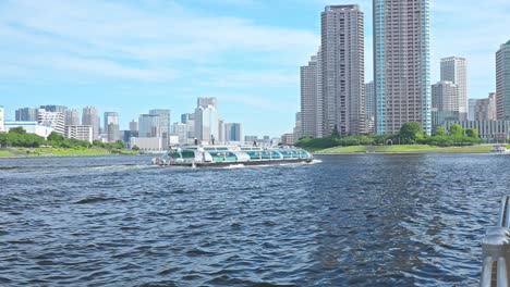 Sumidagawa-Fluss-Tokio,-Vergnügungsboot,-Tsukuda-Bucht