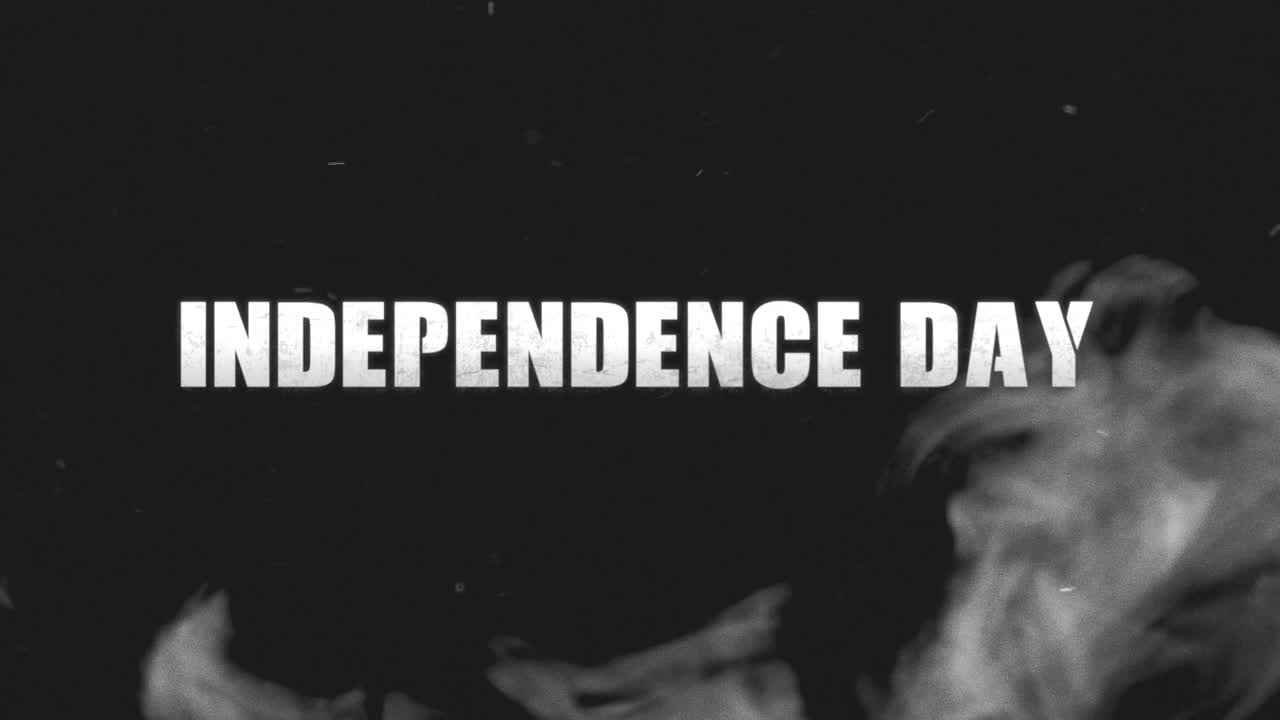 어두운 연기와 군사 배경에 애니메이션 텍스트 독립 기념일