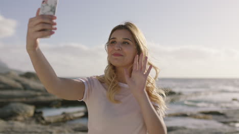 Atractiva-Mujer-Rubia-Video-Chat-Usando-Un-Teléfono-Inteligente-Hablando-Emocionado-En-La-Playa