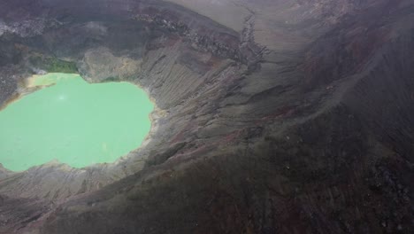 vuelo aéreo a lo largo del humeante borde del volcán santa ana en el salvador