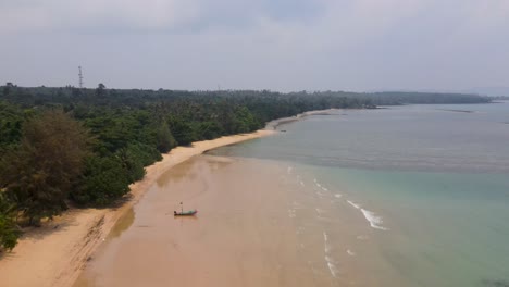 Luftaufnahme-Des-Fluges-Entlang-Des-Leeren-Ao-Kao-Strandes-In-Koh-Mak-Mit-Tropischen-Waldbäumen