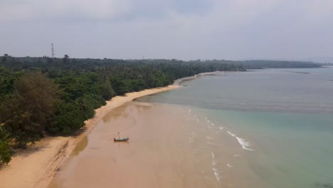 vista aérea volando a lo largo de la playa vacía de ao kao en koh mak con árboles de bosque tropical