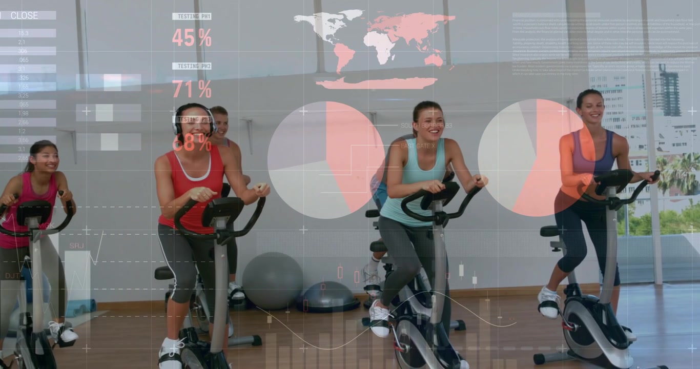 Tres mujeres pedaleando en bicicletas de spinning en una clase, con un HUD de fitness destacando a los ciclistas y actualizando métricas.