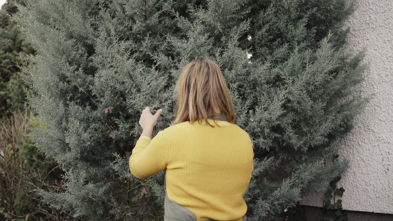 여성 정원 가꾸기