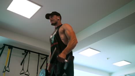 Modelo-De-Hombre-En-El-Gimnasio-Trabajando-Con-Pesas