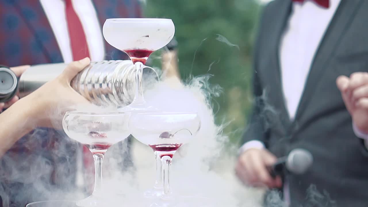 조수 는 와인 에 특별 한 혼합물 을 첨가 한다