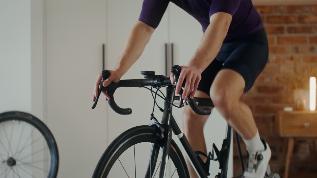 hombre entrenamiento de ciclismo en interiores