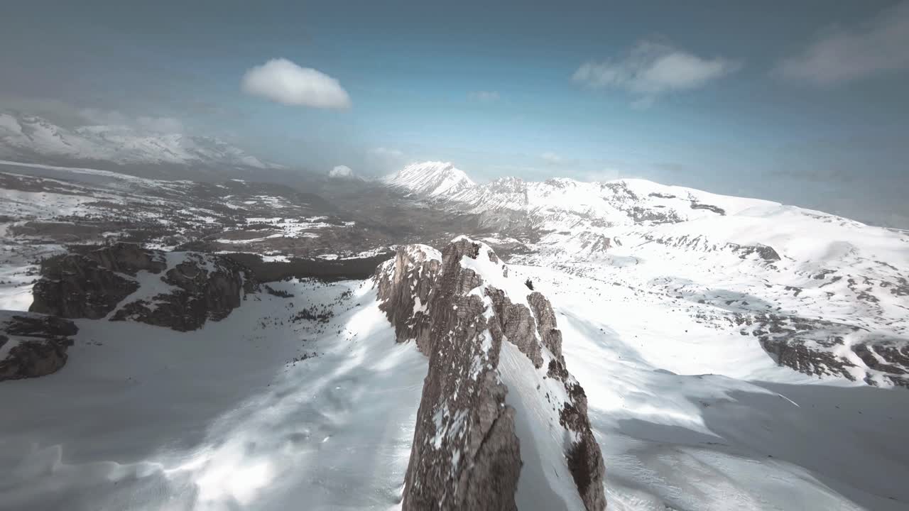 눈 인 산 들 의 공중 사진