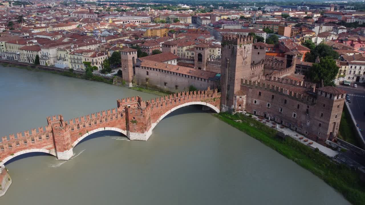 Kinematyczny widok z drona na Ponte Scaligero i Castelvecchio w Weronie.