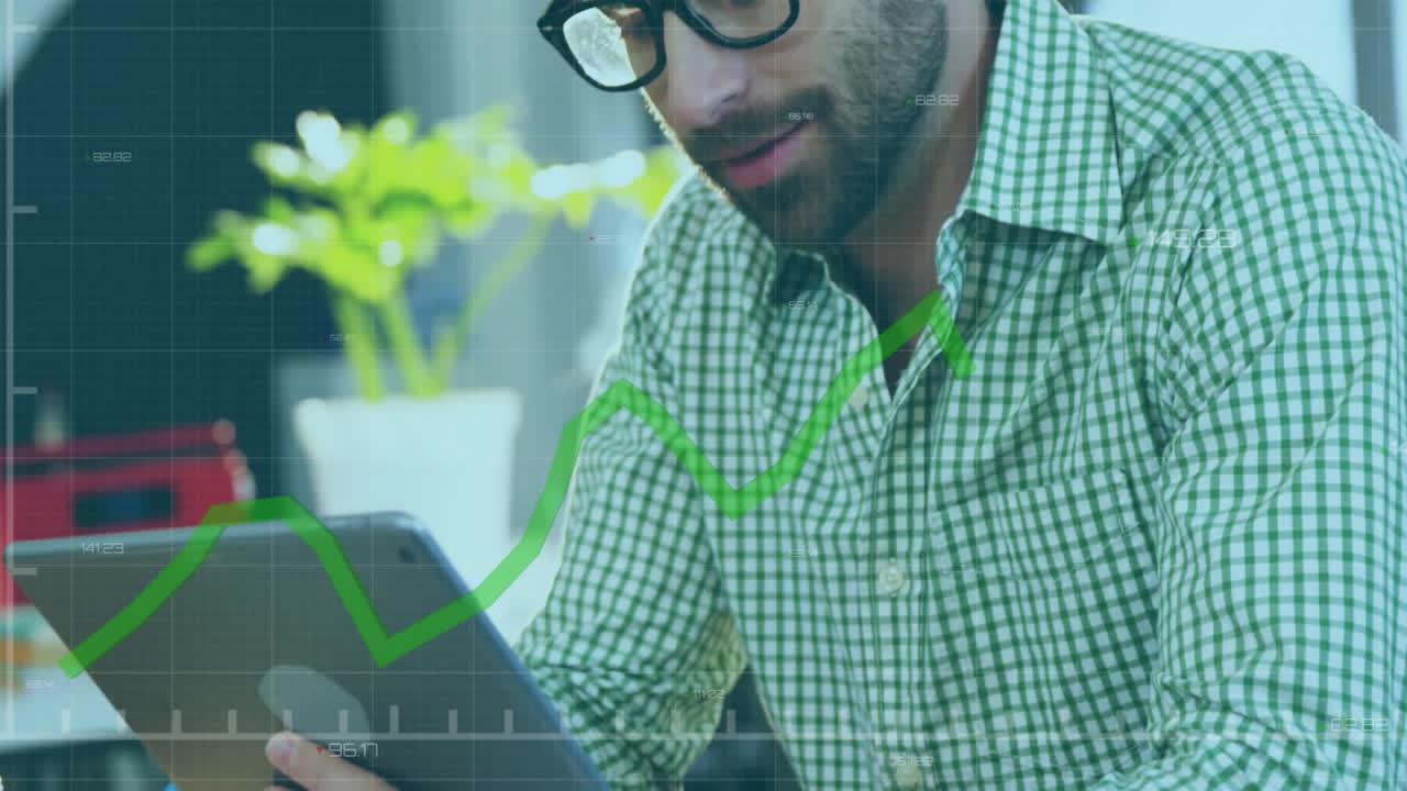 animación del procesamiento de datos financieros sobre empresario caucásico usando tableta en la oficina.