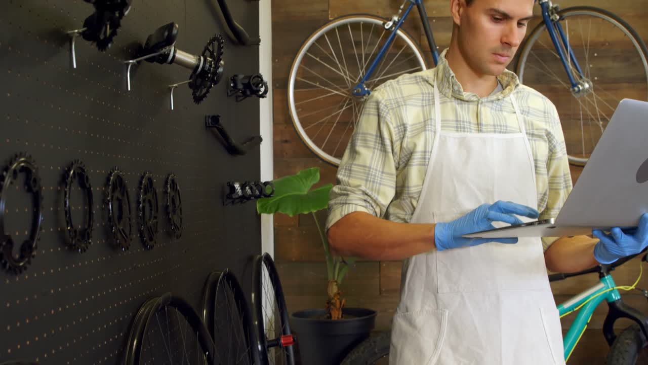 hombre usando una computadora portátil en el taller 4k