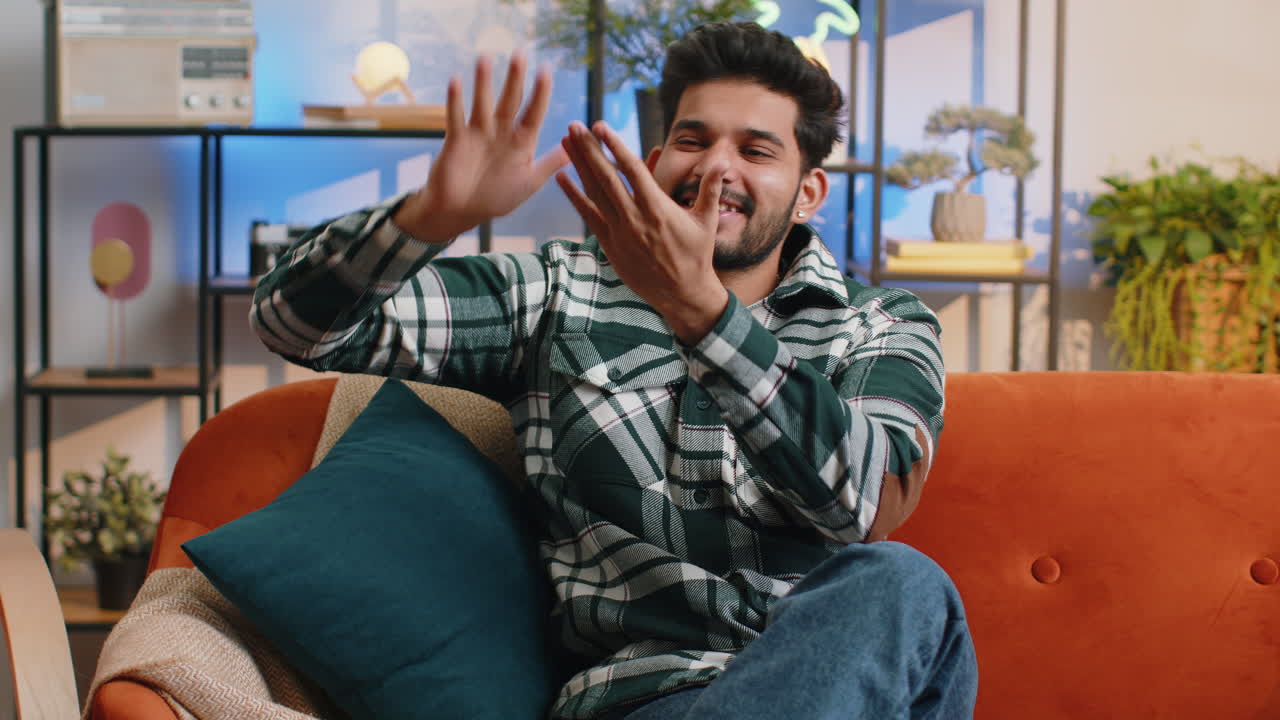 hombre indio rico feliz mostrando desperdiciando o arrojando dinero alrededor de la mano gesto de ganancia ganar participación en la lotería