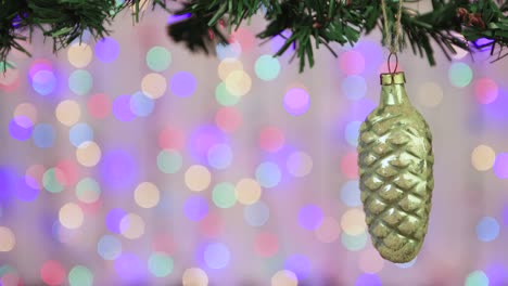 juguete de navidad de época cono de plata en una rama, espacio de copia.