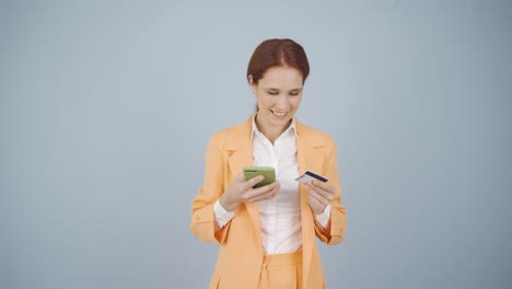 mujer de negocios comprando con tarjeta de crédito.