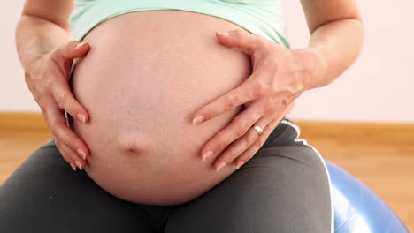 Schwangere-Frau-Sitzt-Auf-Gymnastikball