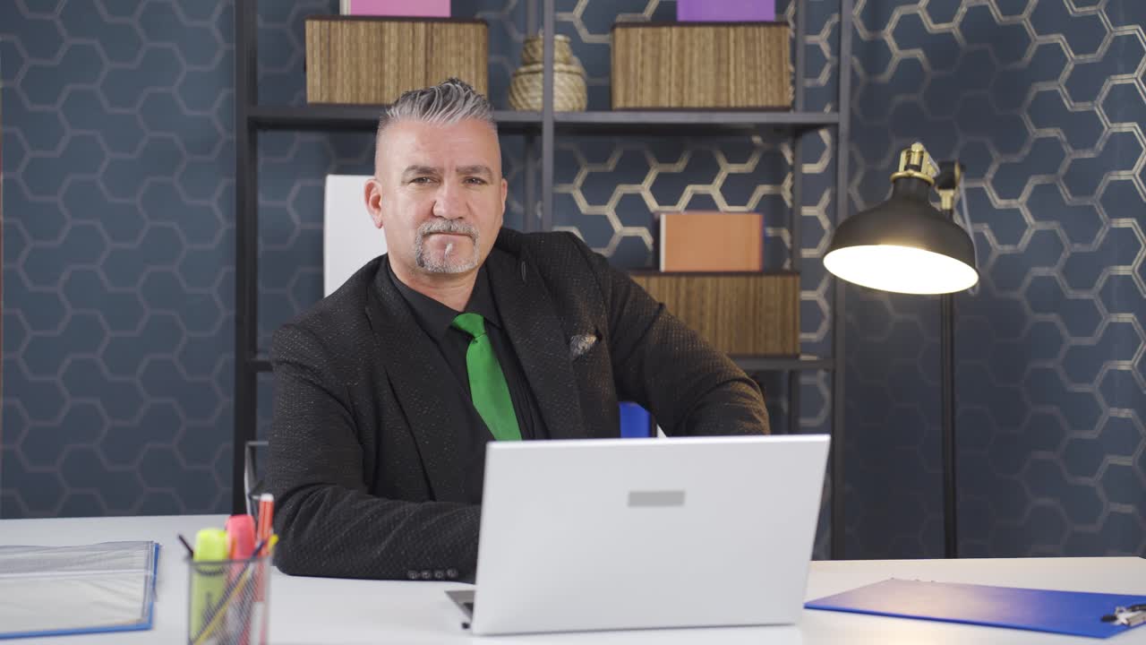 retrato de un hombre de negocios fuerte y valiente.