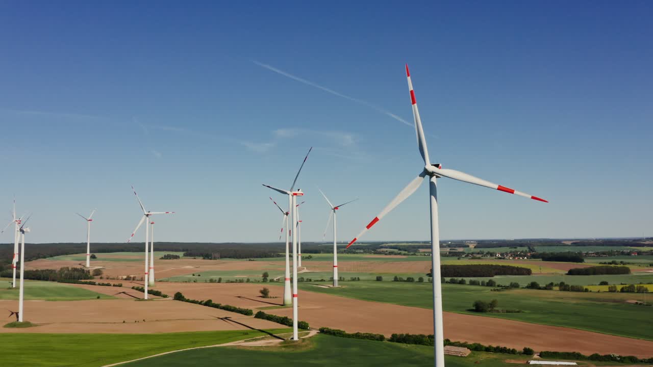 시골 풍경 위의 풍력 발전소