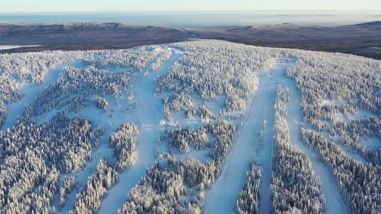 산에 있는 눈 인 스키 리조트