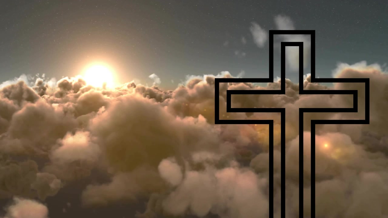 Il sole che sorge si muove oltre le nuvole, con una croce che rimane a destra e una corona che si forma vicino ad essa, mostrando il bagliore del sole.