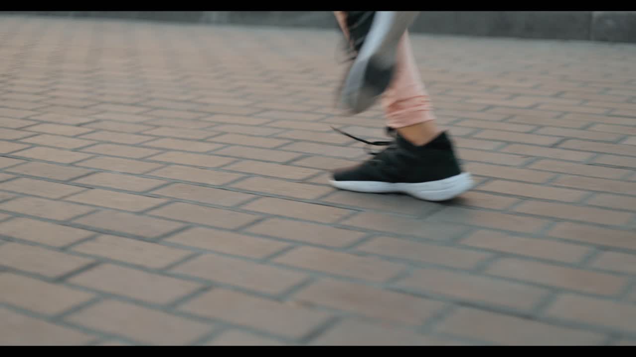 도시 거리에서 달리는 여자