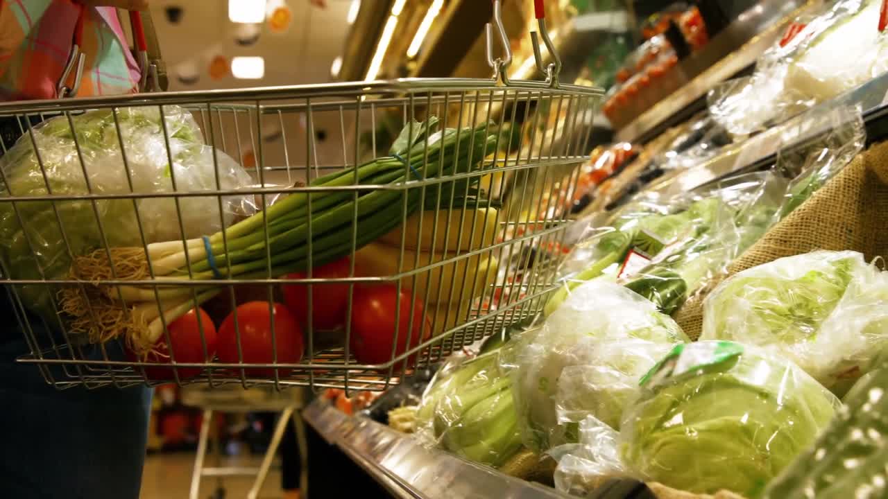 유기농 섹션 에서 채소 를 구입 하는 여자