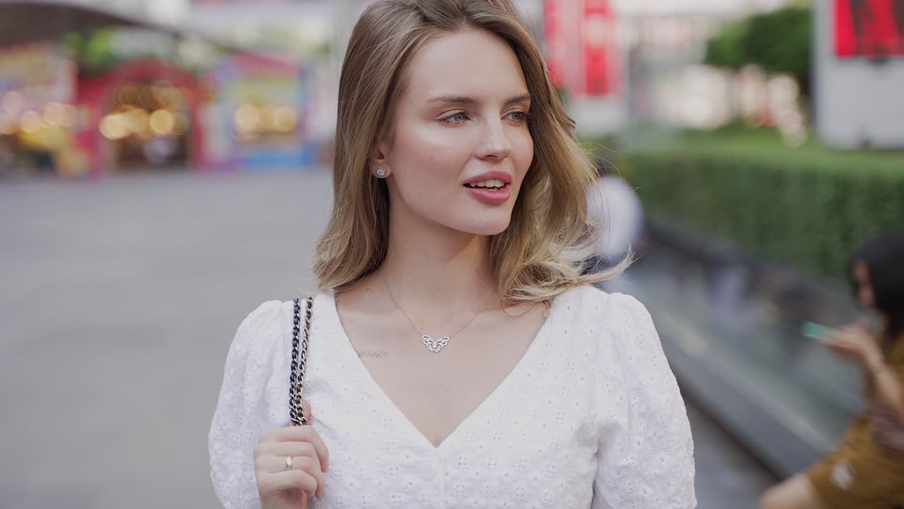 Женщина, гуляющая по городу.