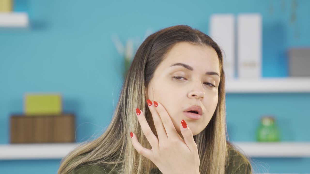 Giovane ragazza insoddisfatta della sua pelle e del suo viso