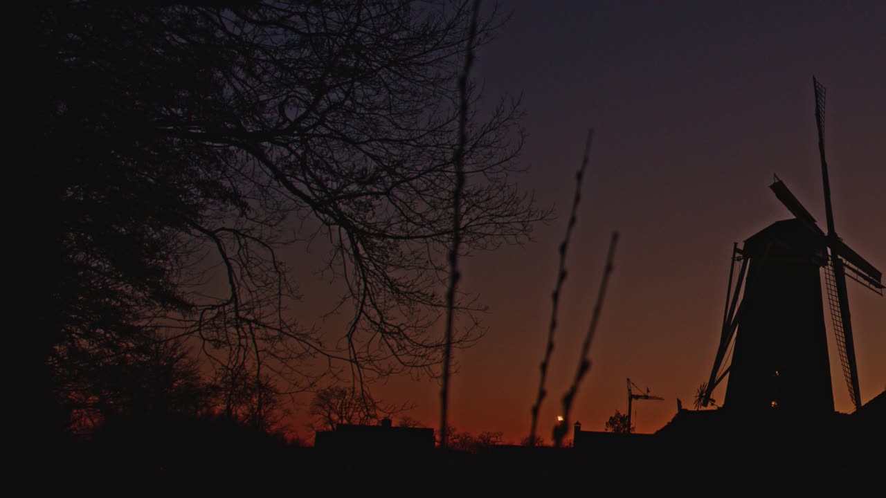 일출 시 고전적인 풍차가 있는 아름다운 네덜란드 풍경의 시간 경과 - 팬