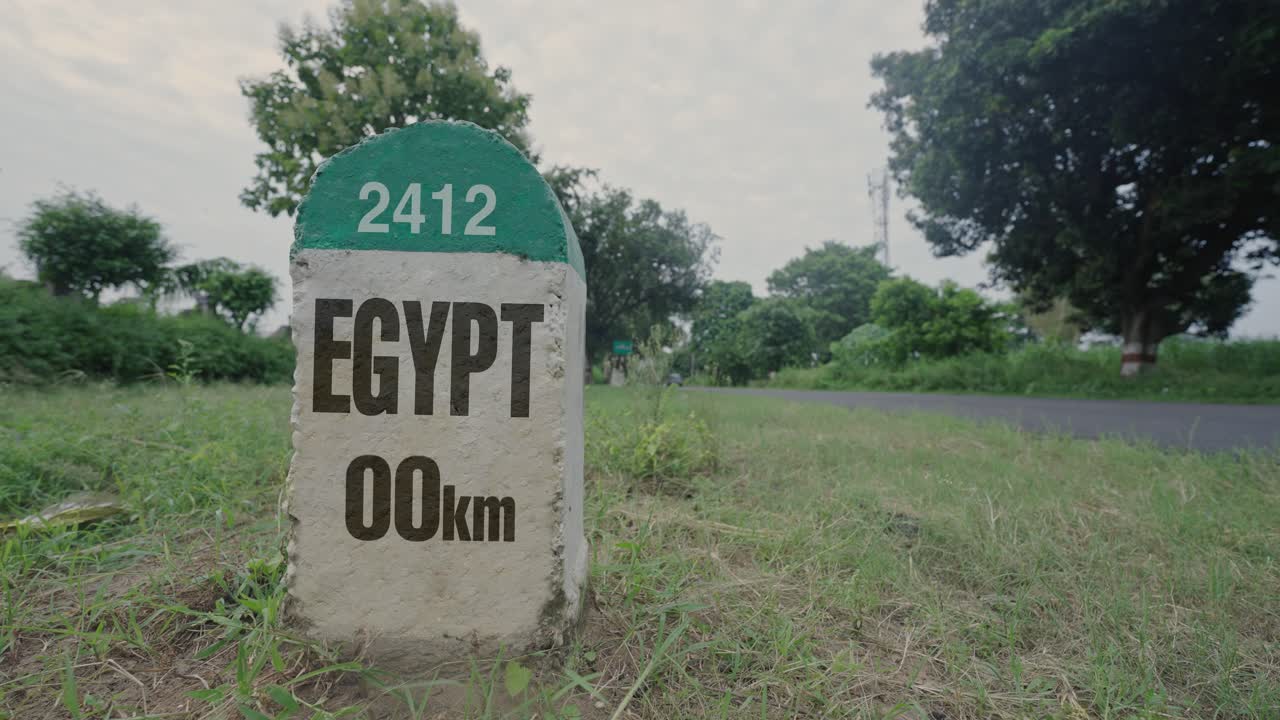 Patok Kilometer Jalan Raya menunjukkan jarak ke MESIR