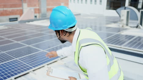 Hombre-Negro,-Ingeniero-E-Inspección-De-Paneles-Solares