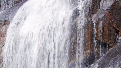 Nahaufnahme-Des-Wasserfalls-Und-Seines-Fallenden-Stroms